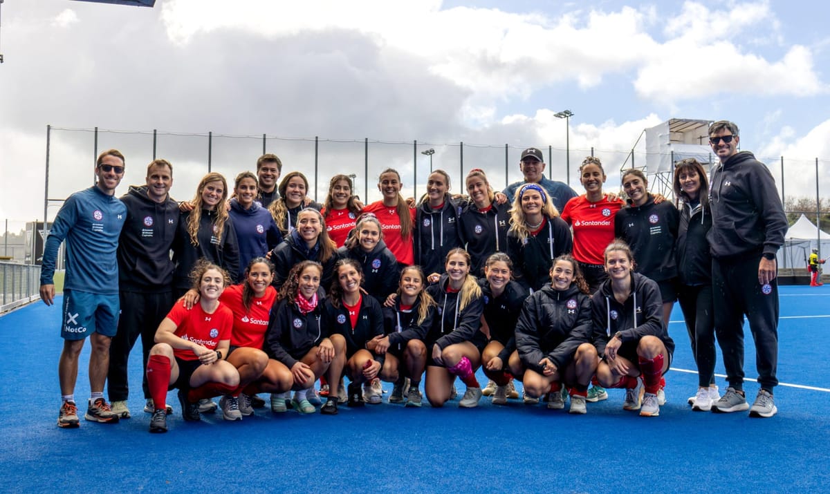 Las Diablas posando en la cancha durante su gira por Nueva Zelanda
